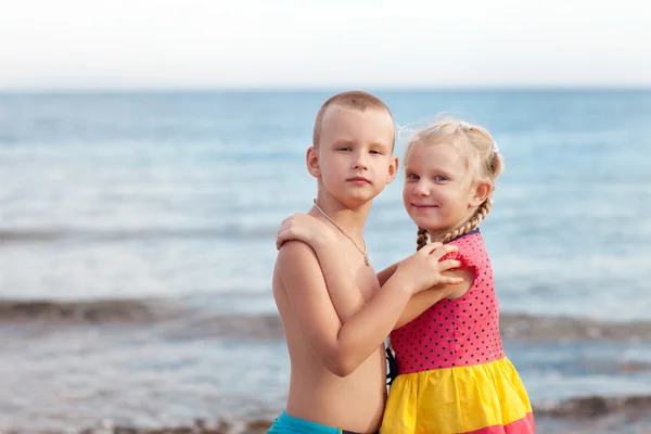 Porträtt av barn på stranden — Stockfoto