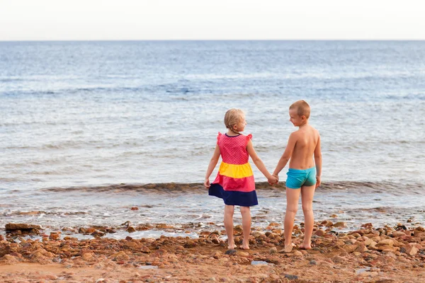 Två barn på stranden — Stockfoto