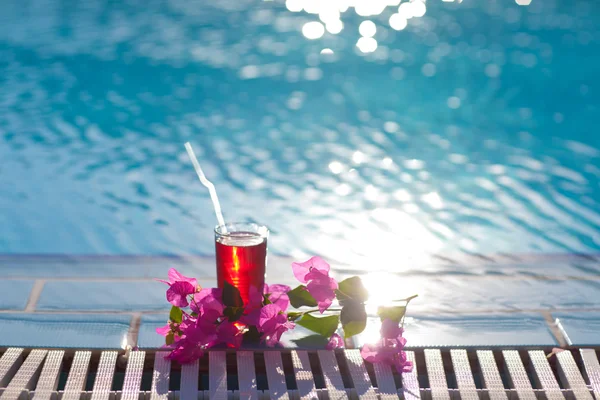 Cocktail på poolen — Stockfoto