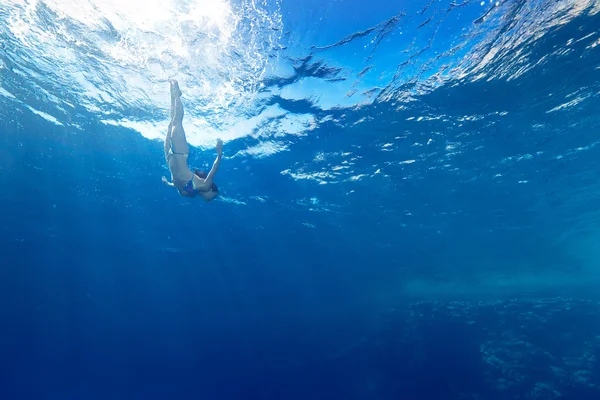 Girl diving under the sea — Stock Photo, Image