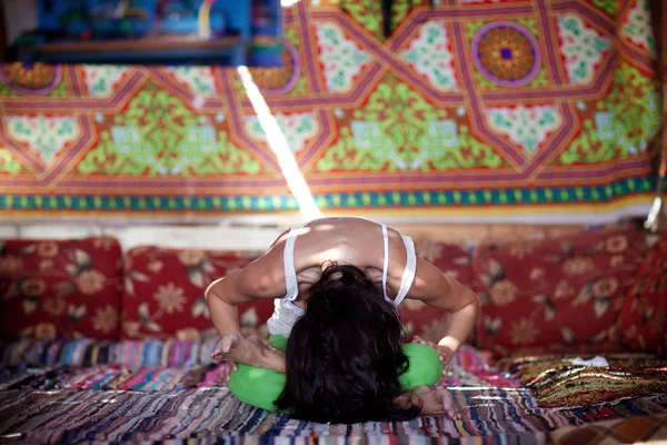 Yoga inside with sunbeam — Stock Photo, Image