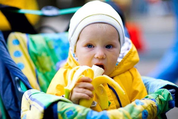 Eating banana — Stock Photo, Image