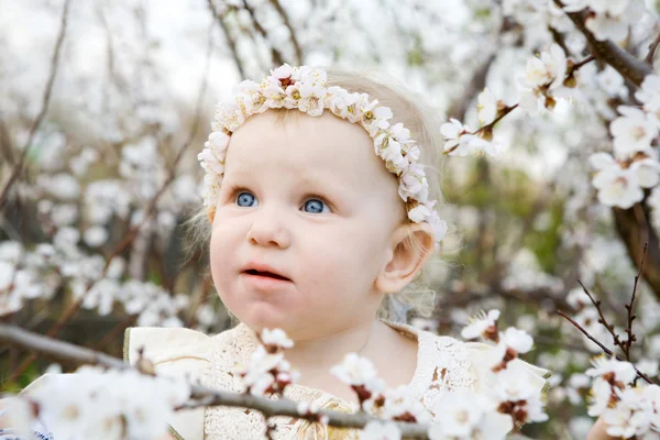 Criança na primavera — Fotografia de Stock