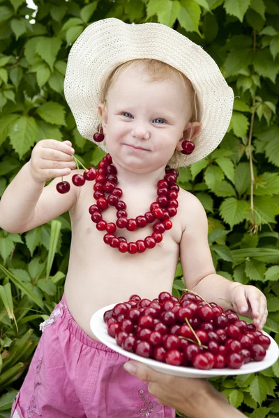 红樱桃珠耳环的女孩 — 图库照片