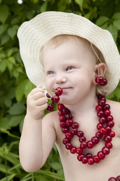 Lány piros cseresznye gyöngyök és fülbevaló — Stock Fotó