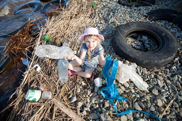 Small girl collecting rubbish — Stock Photo, Image