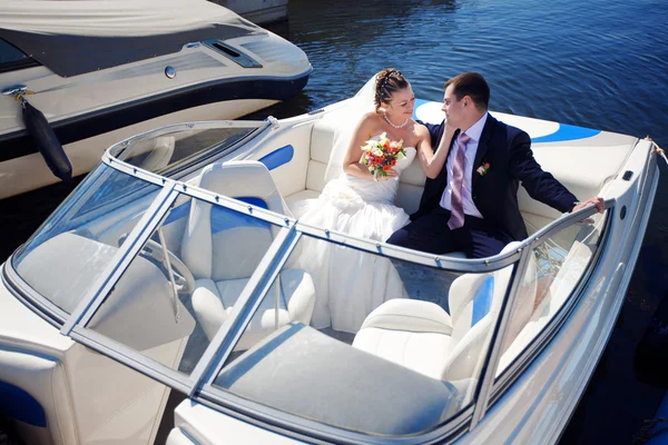 Noiva e noivo no barco — Fotografia de Stock
