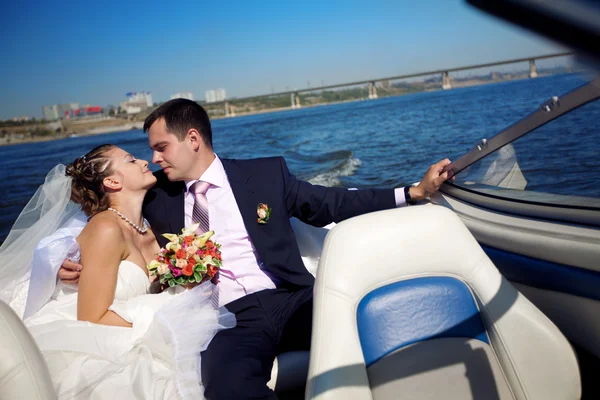 Mariée et marié sur le bateau — Photo