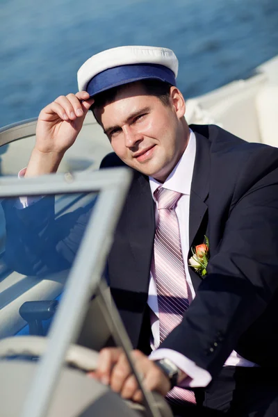 Capitán dirigiendo el yate —  Fotos de Stock