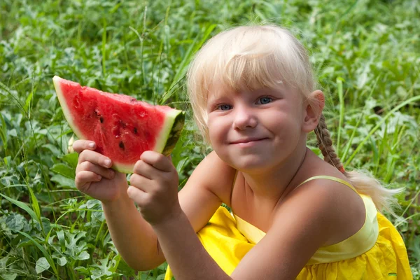 Flicka och vattenmelon — Stockfoto