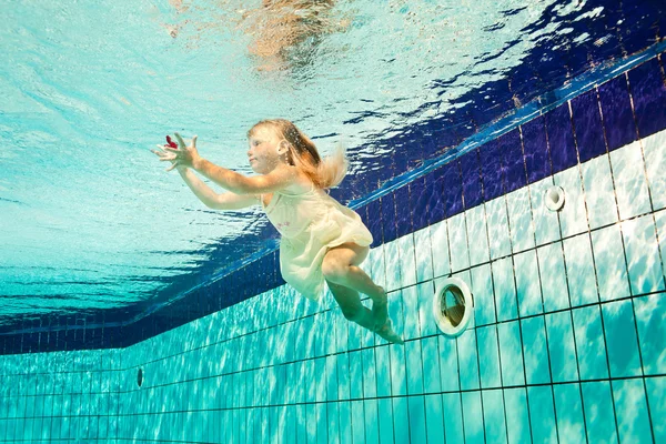 Nuotare sotto l'acqua ragazza con fiore — Foto Stock