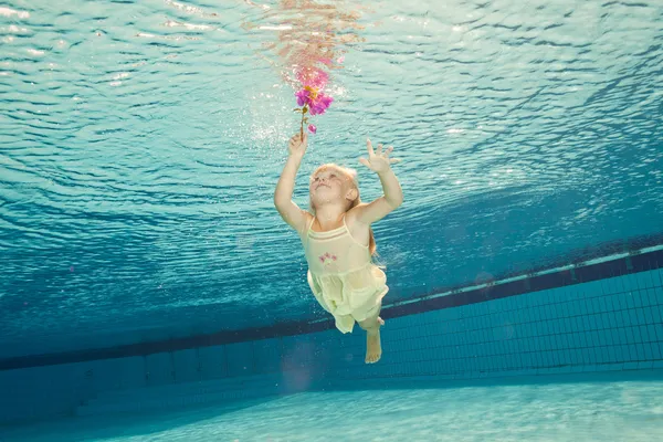 Yüzme altında çiçek ile su kız