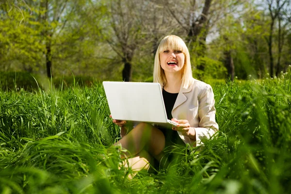 Chica sonriente y portátil — Foto de Stock