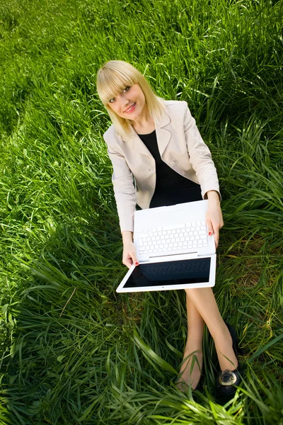 Na trávě s notebookem — Stock fotografie