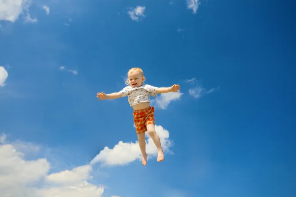 Criança feliz voar no céu — Fotografia de Stock