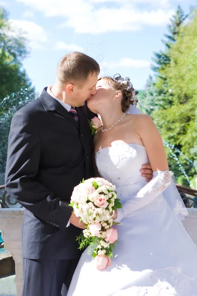 Nygifta par i parken — Stockfoto