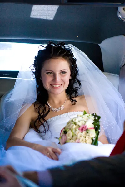 Schönheit im Hochzeitsauto — Stockfoto