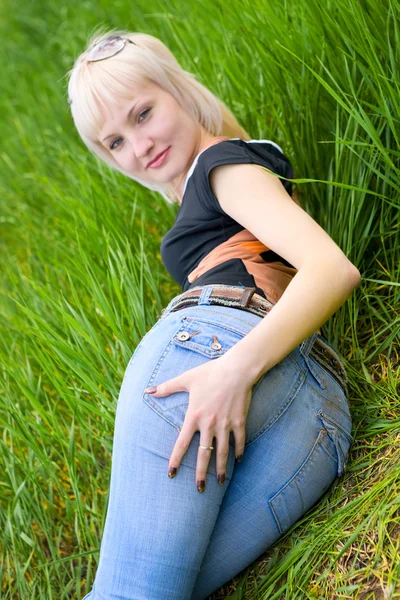 Flirtování na trávě — Stock fotografie