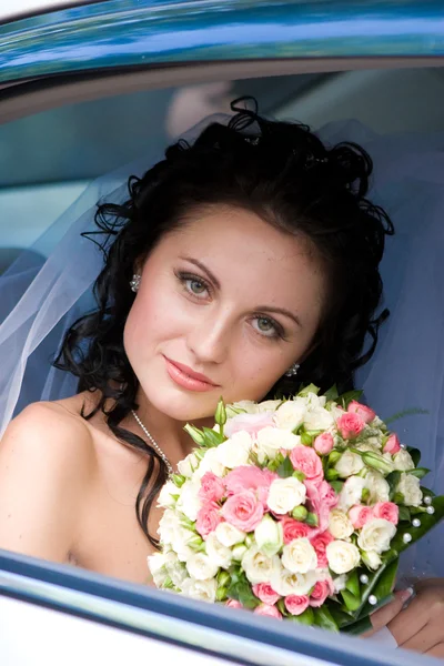 Porträtt av bruden i bröllop bilen — Stockfoto