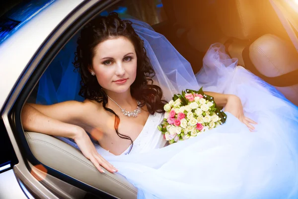 Schönheit im Hochzeitsauto — Stockfoto