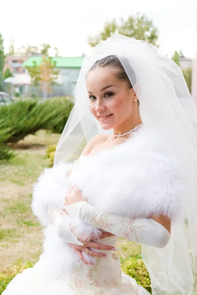 Sposa felice in un mantello di pelliccia — Foto Stock