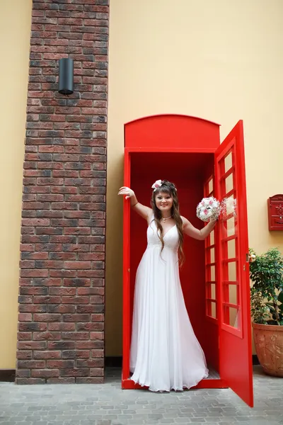 Bruden i telefon kabinen — Stockfoto