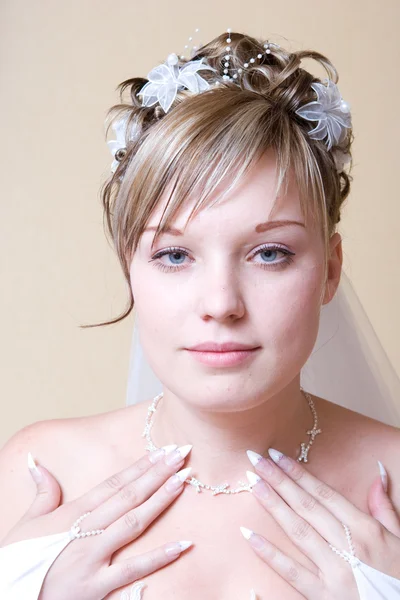 Necklace on the neck of bride — Stock Photo, Image