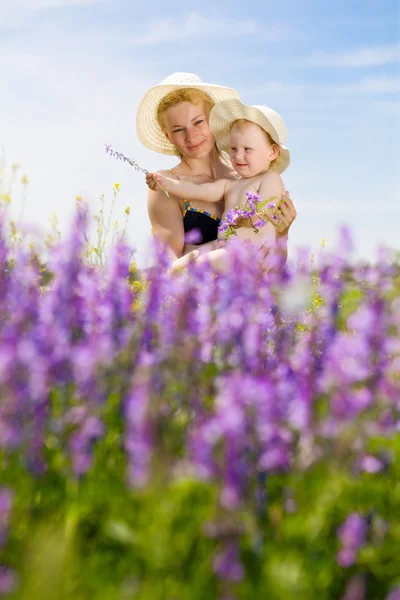 Maminka a dcera s květinami — Stock fotografie