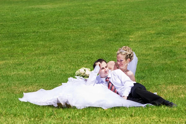 Rest of newly-married couple — Stock Photo, Image