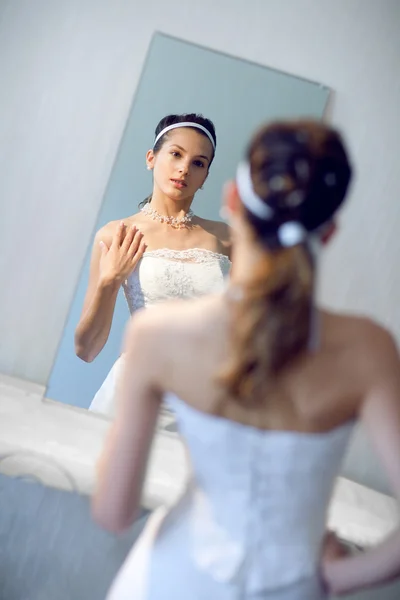 在镜子里的新娘 — 图库照片