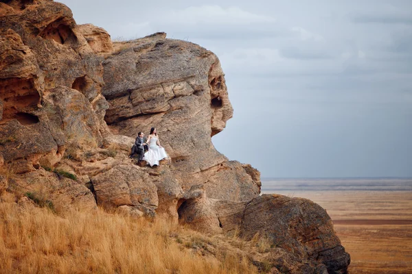 Couple on the mountain — Stock Photo, Image