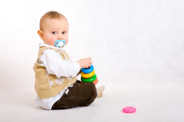 Toddler chłopiec grać na piętrze — Zdjęcie stockowe