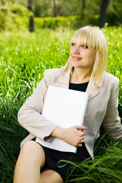 I gräset med laptop — Stockfoto