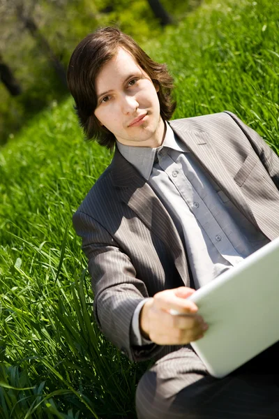 Man met laptop — Stockfoto