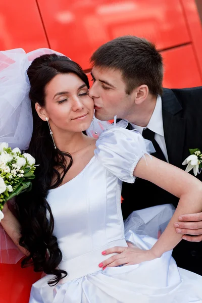 Kuss an der roten Wand — Stockfoto