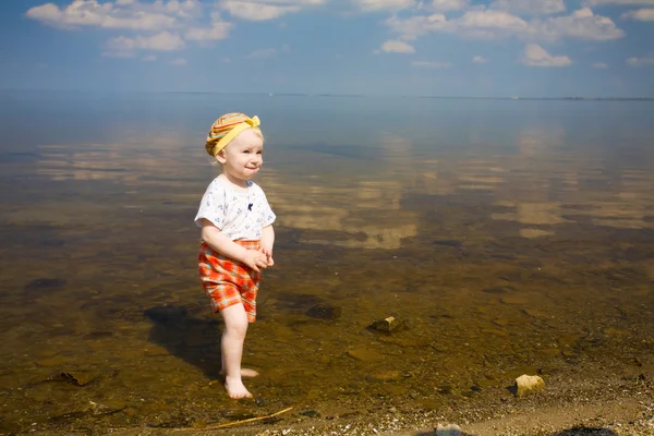 Gelukkig kind in water — Stockfoto