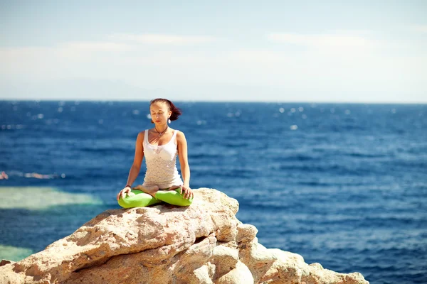 Yoga en la montaña — Foto de Stock