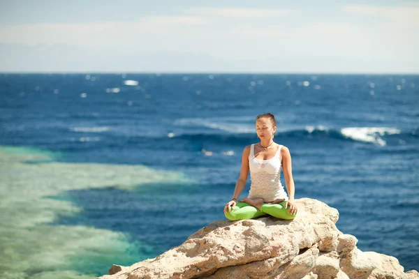 Yoga en la montaña —  Fotos de Stock