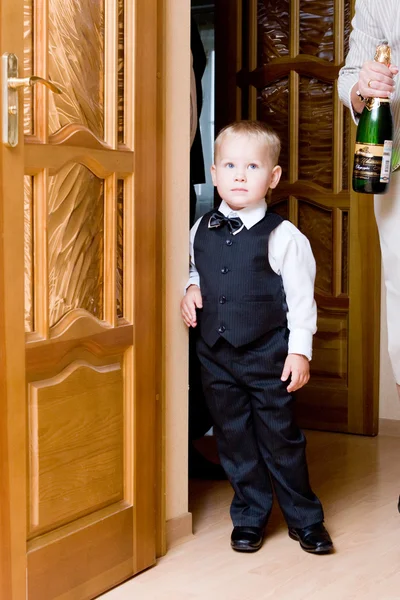 Rapaz abriu a porta — Fotografia de Stock