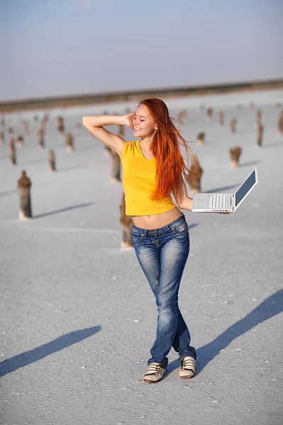 Chica feliz con cuaderno — Foto de Stock