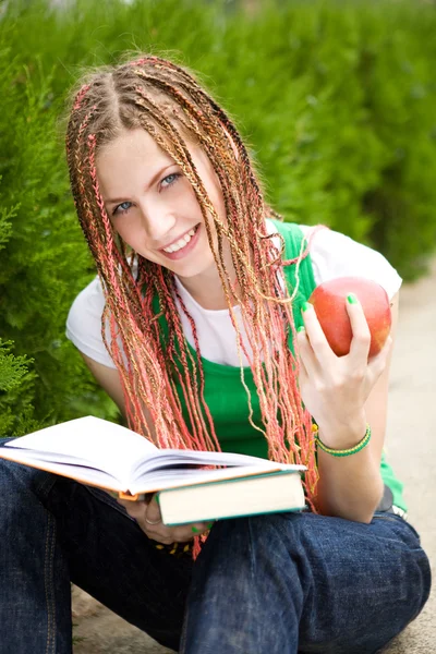 Flicka med äpple — Stockfoto