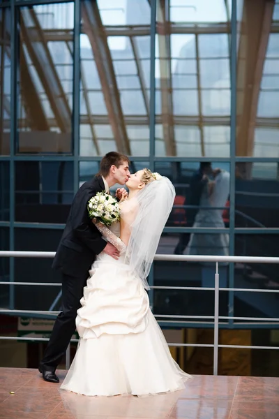 Bacio di sposa e sposo — Foto Stock