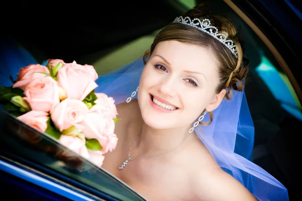 Porträt der Braut im Hochzeitsauto — Stockfoto