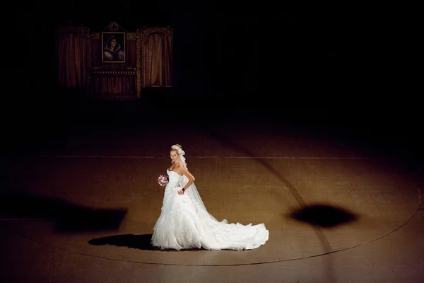 Bruden står på scenen — Stockfoto
