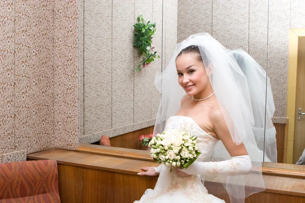 Junge Braut und großer Spiegel — Stockfoto