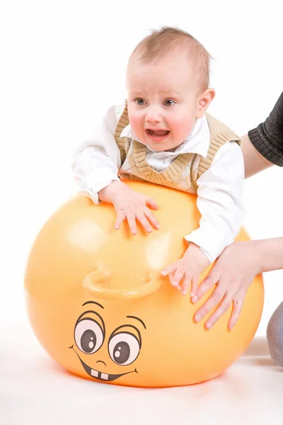 Angstige jongen op de bal — Stockfoto