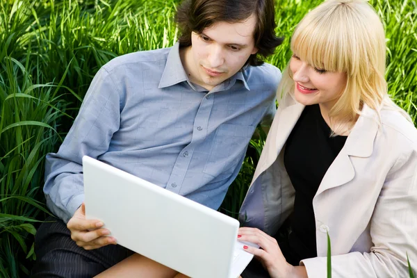 Auf dem Bildschirm des Laptops im Freien — Stockfoto