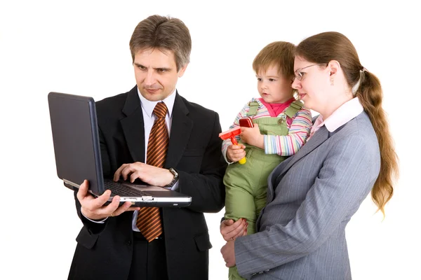 Familie blickt in den Bildschirm des Laptops — Stockfoto