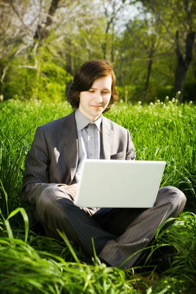 Man med laptop utomhus — Stockfoto