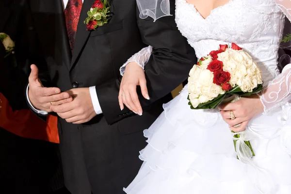 花嫁のブーケで赤くおよび白いばら — ストック写真